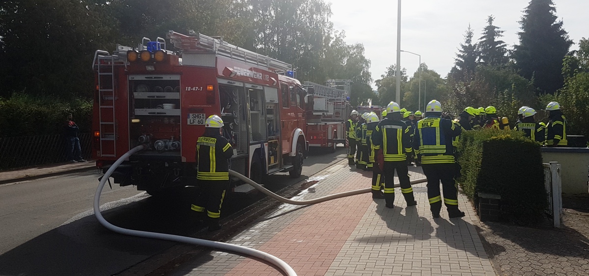 Feuerwehr löscht Zimmerbrand
