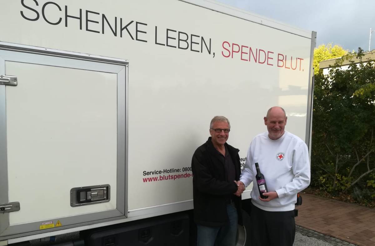 Günter Dahms mit Blutspende Nr. 99
