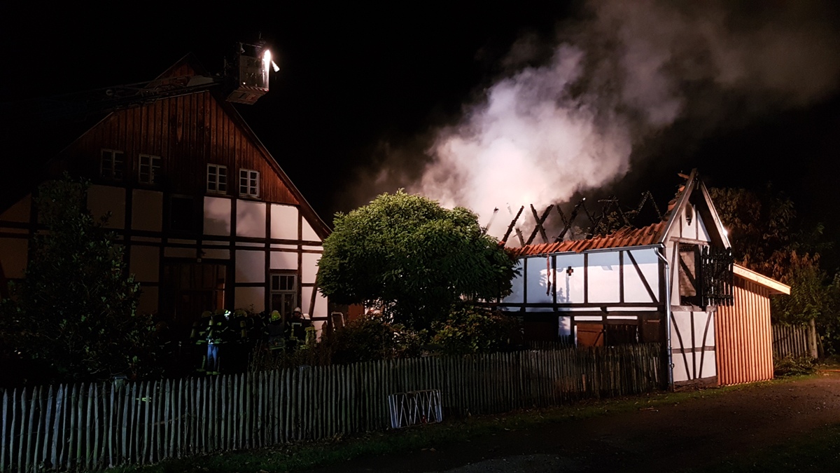 Feuerwehr löscht brennende Scheune</br>Eine verletzte Person