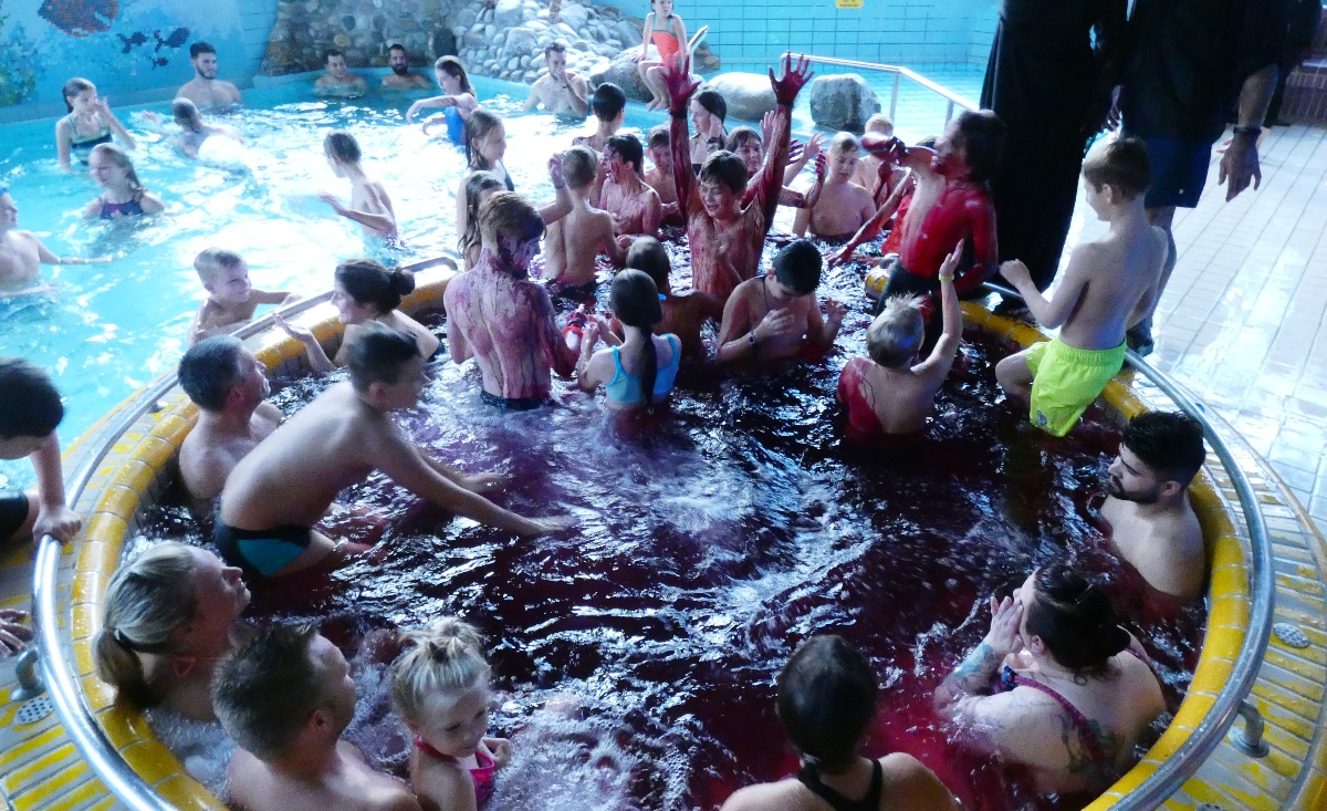 Gruseln beim Schwimmen</br>Happy Halloween im Dr.-Faust-Hallenbad