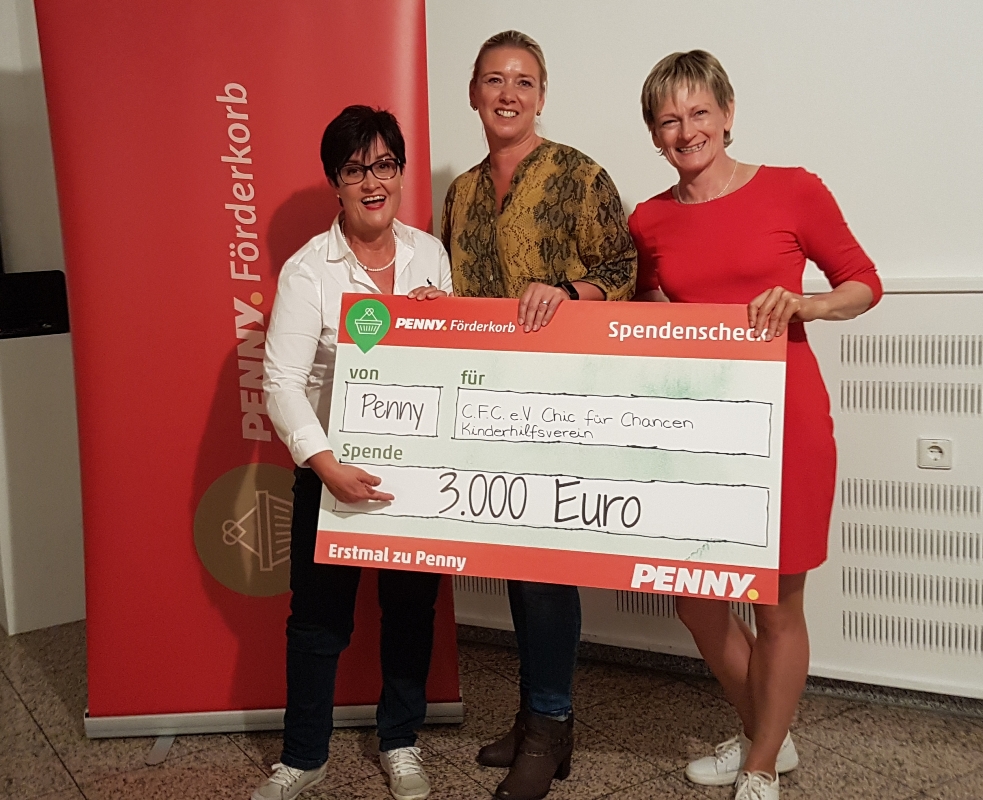 „Eine Stadt lernt schwimmen“</br>Kinderhilfsverein Chic für Chancen gewinnt Preis beim Penny-Förderkorb