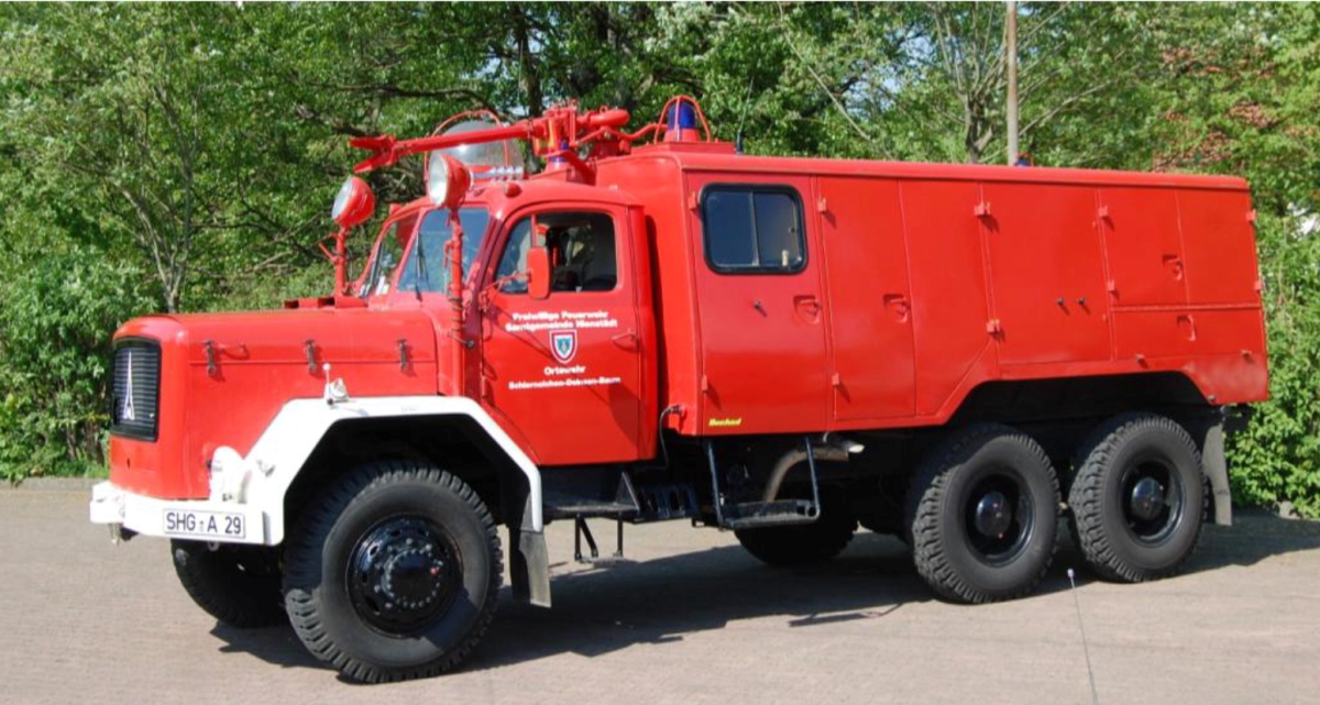 Samtgemeinderat beschließt Satzung zum Plakatieren</br>Übergabe des „alten Tankers“ an Feuerwehr-Oldtimerverein
