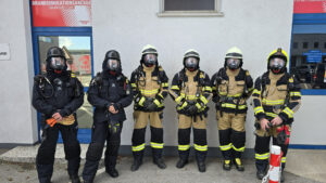 Fünf Feuerwehrleute in voller Montur