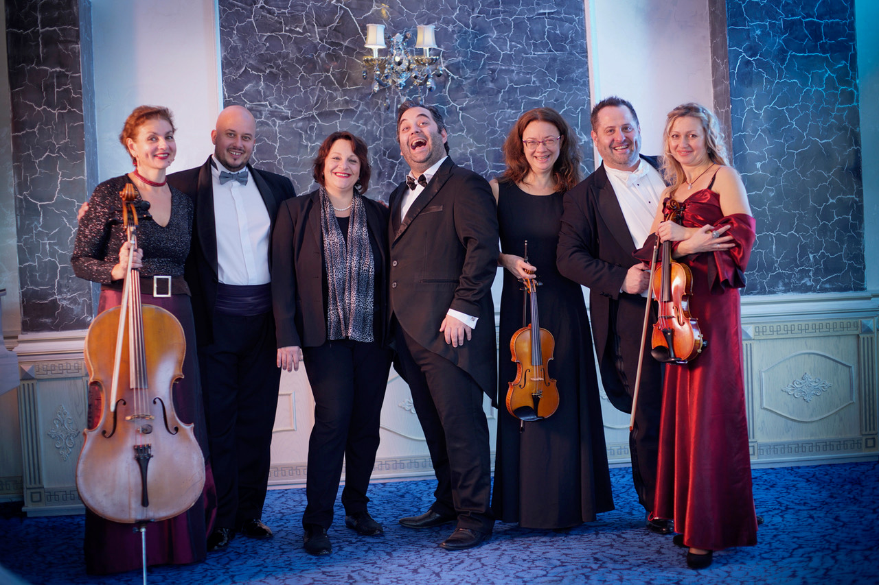 Die drei Tenöre mit Streichquartett in formeller Kleidung