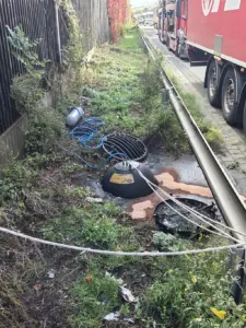 Rohrdichtkissen dichtet einen offenen Kanal an einer Einsatzstelle nach einem LKW-Unfall ab